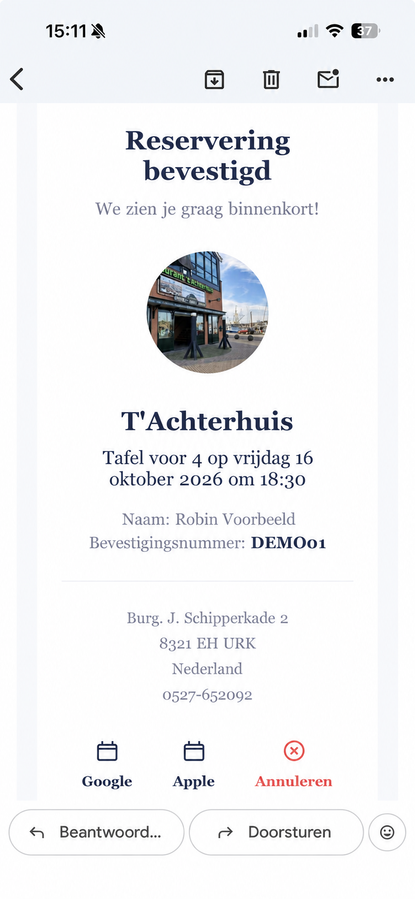The mobile confirmation email from ’t Achterhuis with sample data: guest Robin Example and confirmation number DEMO01