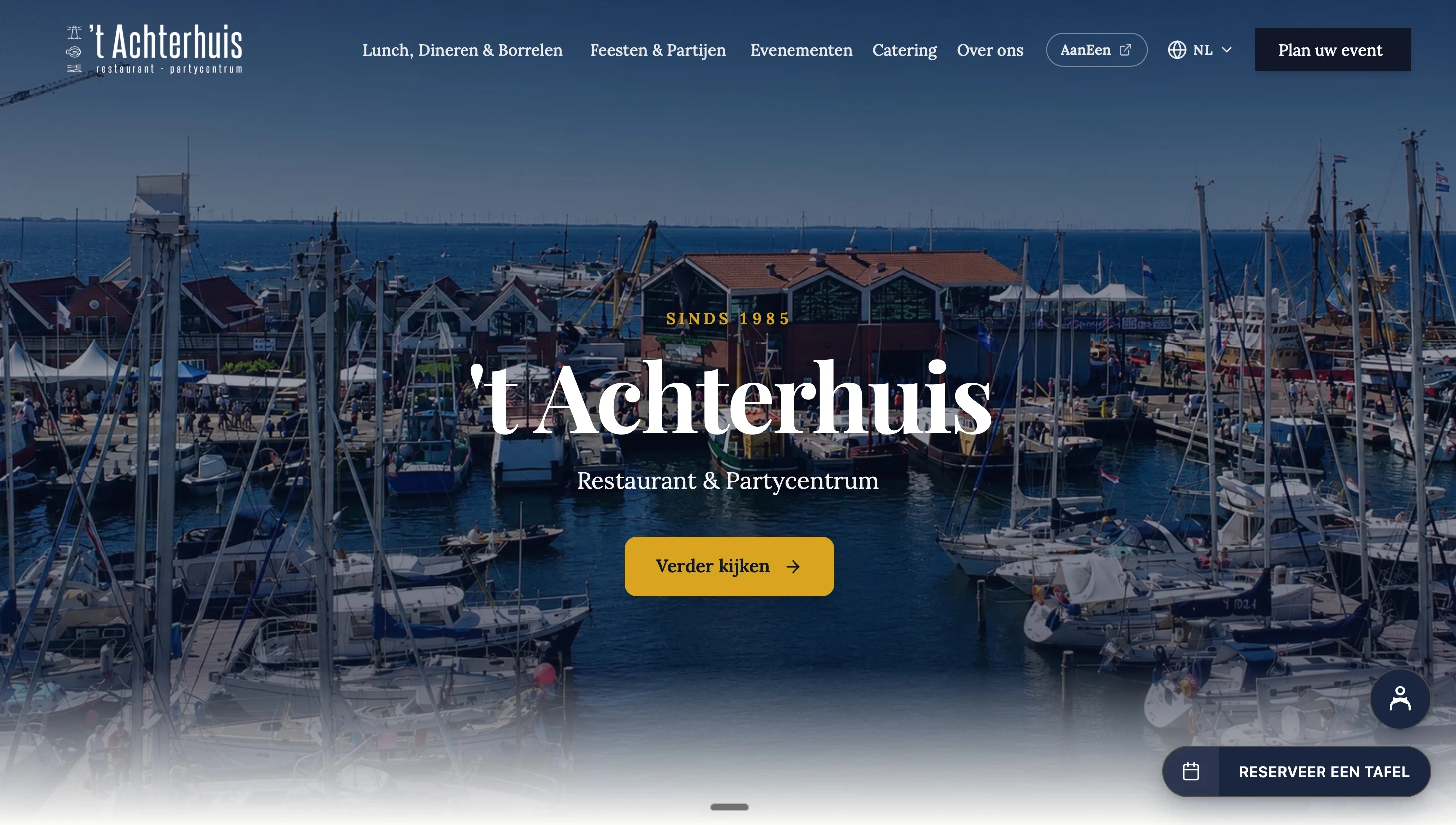 The ’t Achterhuis website, overlooking the harbour of Urk with an online booking button